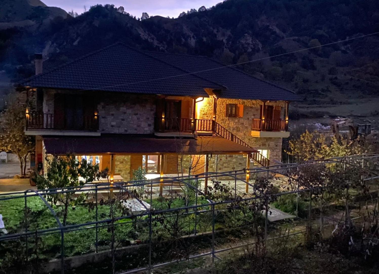 Bujtina Hader Xhebro Pansiyon Tepelene Dış mekan fotoğraf